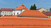 CLNové střechy jsou z keramické bobrovky.